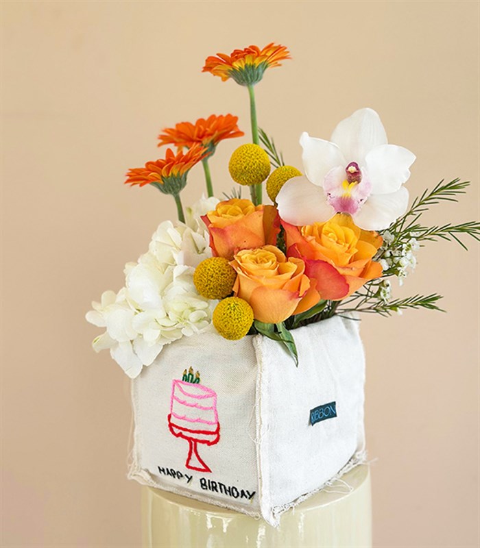 Happy Birthday El İşi Nakışlı Kanvas Kutuda Turuncu Gül Ortanca Aranjmanı