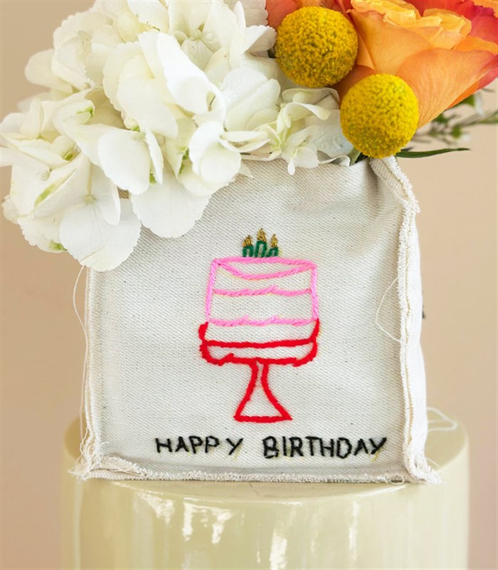 Happy Birthday El İşi Nakışlı Kanvas Kutuda Turuncu Gül Ortanca Aranjmanı