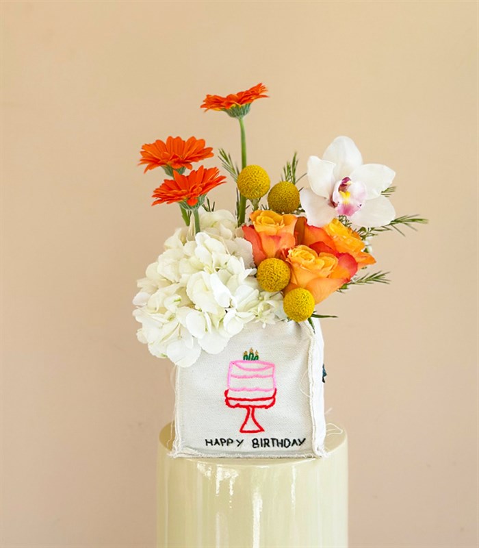 Happy Birthday El İşi Nakışlı Kanvas Kutuda Turuncu Gül Ortanca Aranjmanı