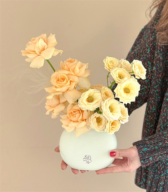 Butter Yellow Mini Seramik Vazoda Kayısı Güller Bahar Aranjmanı
