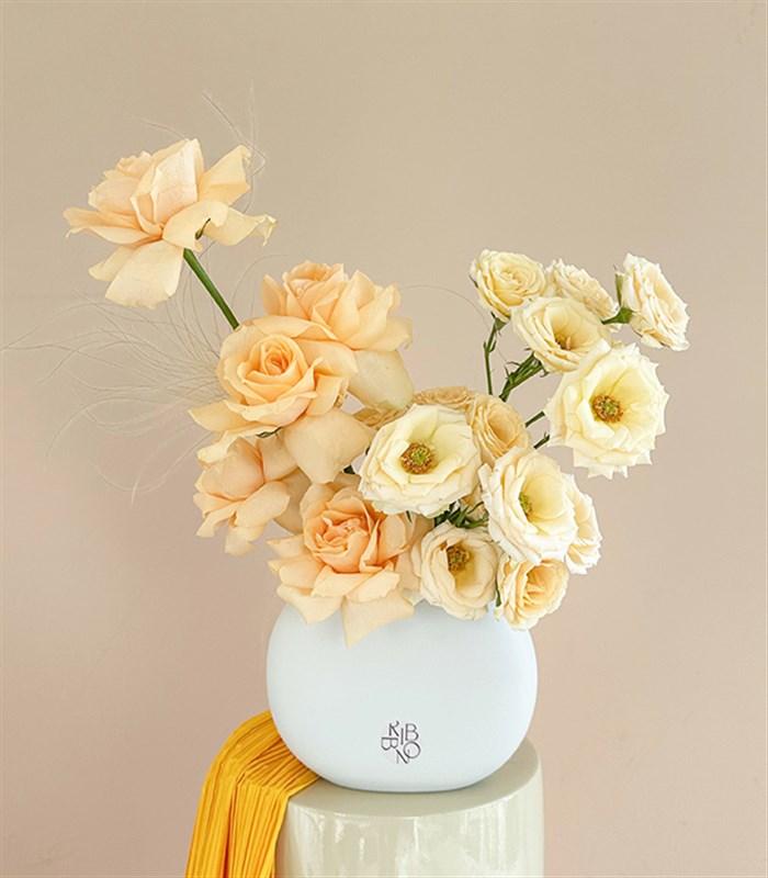 Butter Yellow Mini Seramik Vazoda Kayısı Güller Bahar Aranjmanı