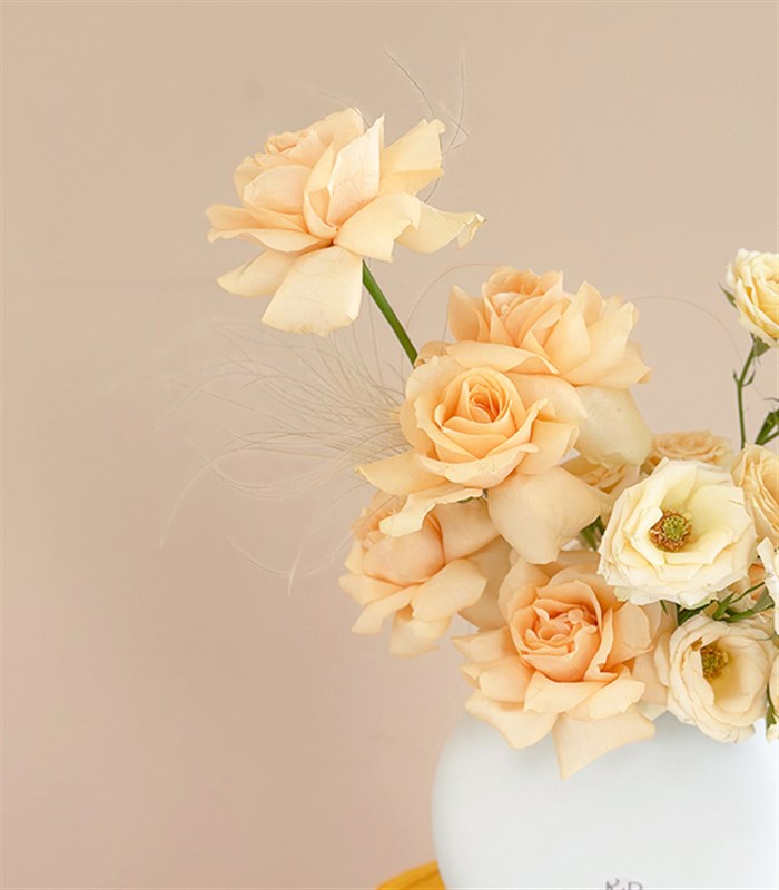 Butter Yellow Mini Seramik Vazoda Kayısı Güller Bahar Aranjmanı