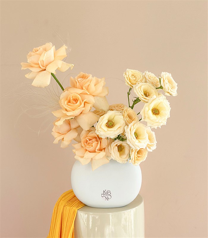 Butter Yellow Mini Seramik Vazoda Kayısı Güller Bahar Aranjmanı