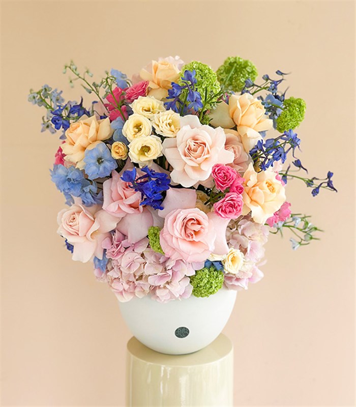 Caresse du Vent Krem Seramik Vazoda Panoramik Pembe Mavi Bahar Çiçekleri