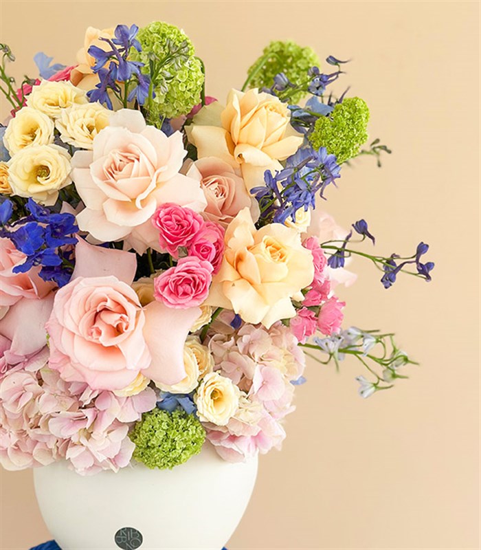 Caresse du Vent Krem Seramik Vazoda Panoramik Pembe Mavi Bahar Çiçekleri