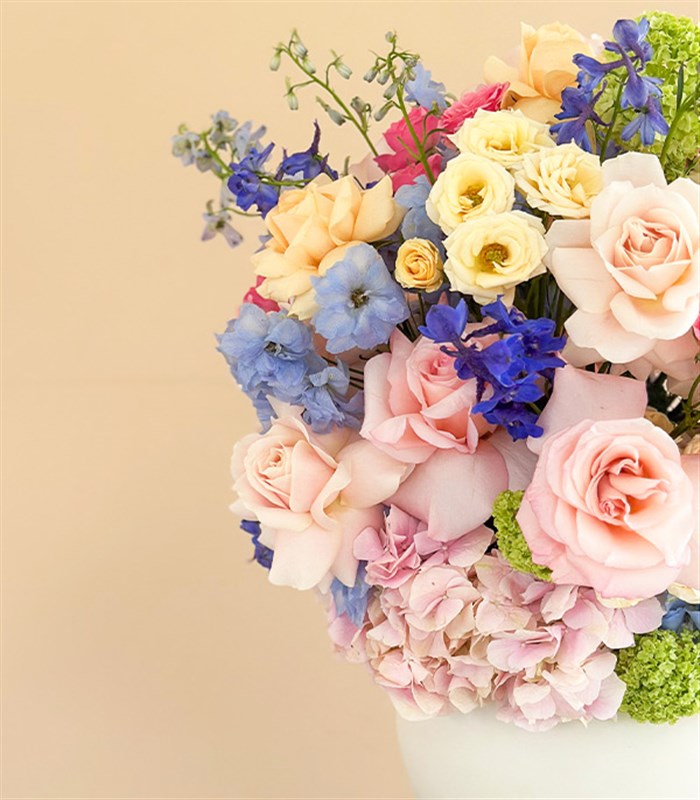 Caresse du Vent Krem Seramik Vazoda Panoramik Pembe Mavi Bahar Çiçekleri