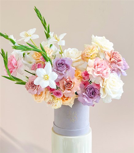 Primavera Deluxe Krem Kutuda Pastel Çiçekler Aranjmanı