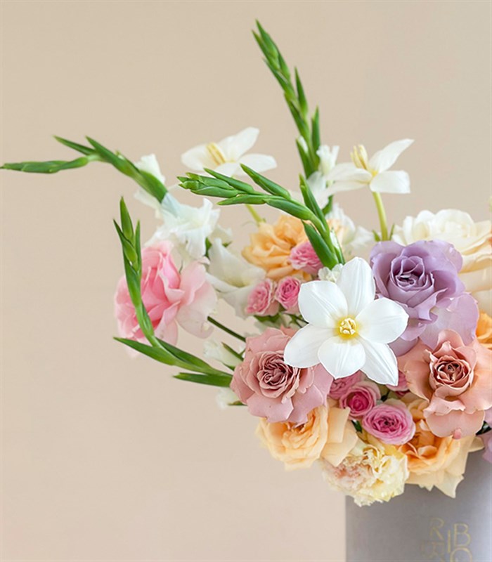 Primavera Deluxe Krem Kutuda Pastel Çiçekler Aranjmanı