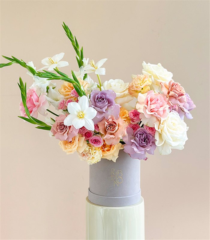 Primavera Deluxe Krem Kutuda Pastel Çiçekler Aranjmanı