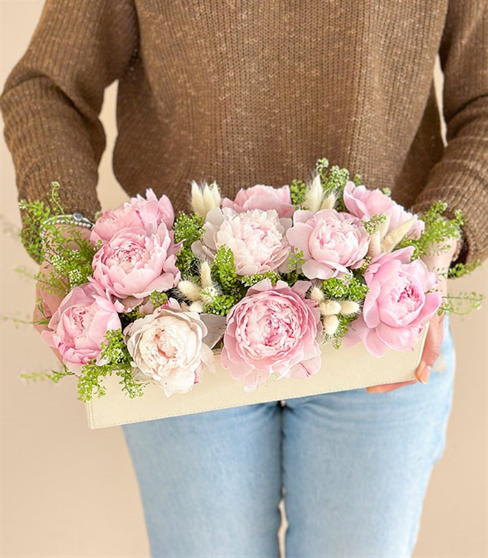 Krem Deri Kutu Pembe Şakayık Aranjmanı