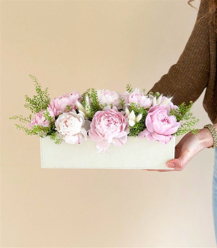 Krem Deri Kutu Pembe Şakayık Aranjmanı