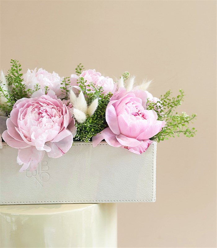 Krem Deri Kutu Pembe Şakayık Aranjmanı