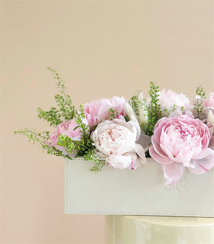 Krem Deri Kutu Pembe Şakayık Aranjmanı