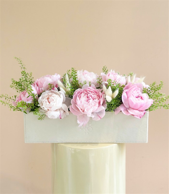 Krem Deri Kutu Pembe Şakayık Aranjmanı