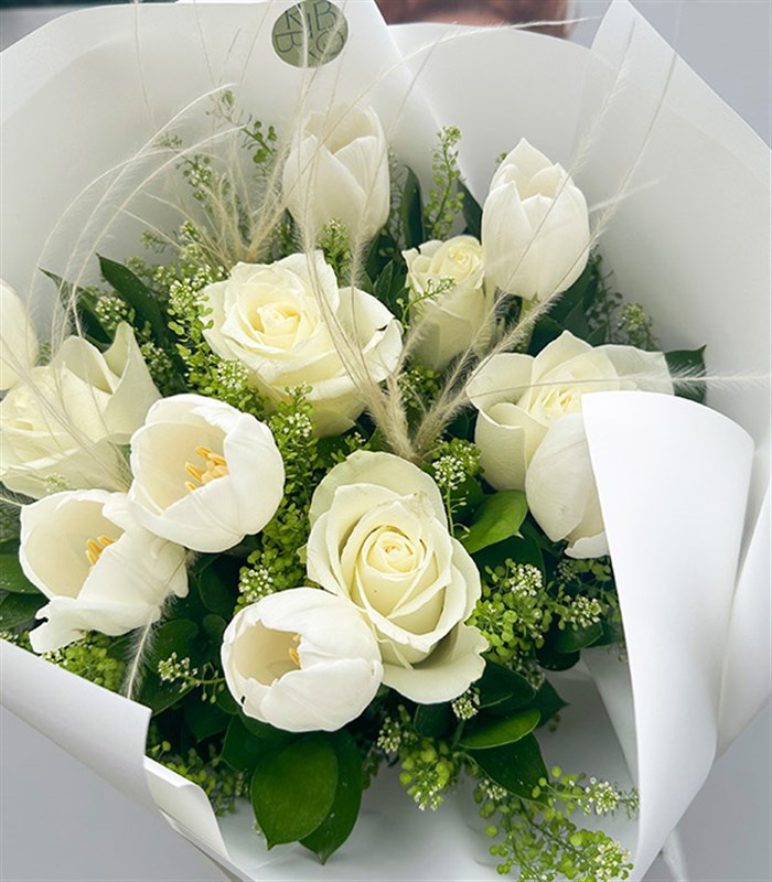 Beyaz Lale Beyaz Güller Buketi