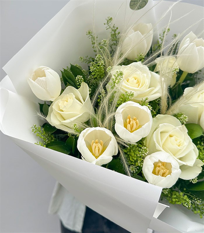 Beyaz Lale Beyaz Güller Buketi