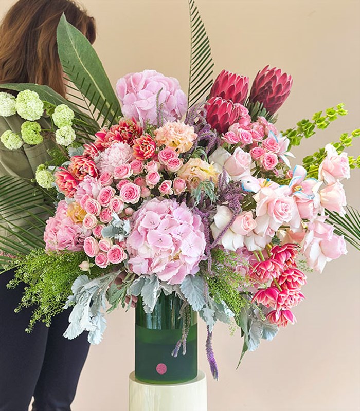 Sorriso Yeşil Vazoda Pembe Ortanca Protea Grand Deluxe Aranjman