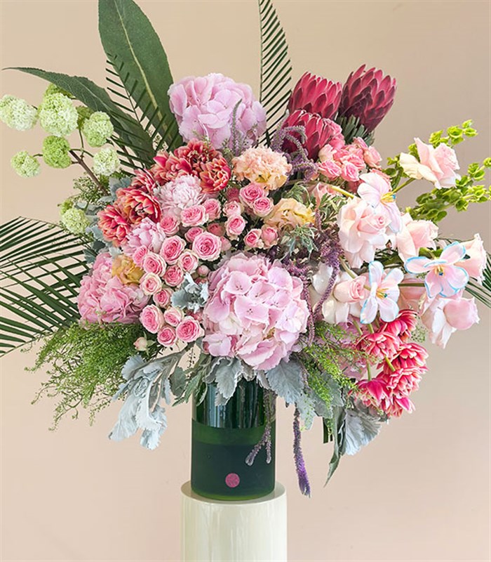 Sorriso Yeşil Vazoda Pembe Ortanca Protea Grand Deluxe Aranjman