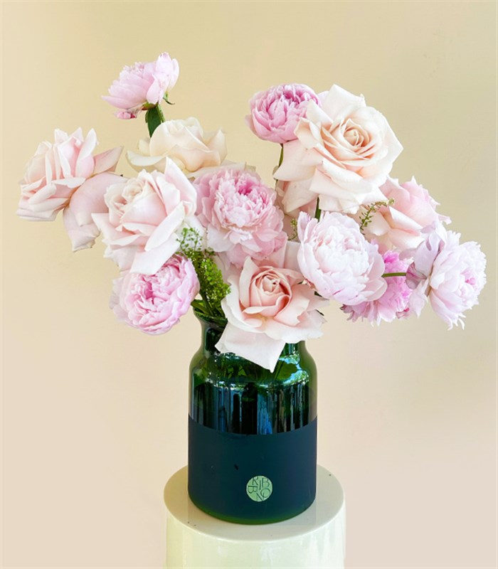 Puffy Heart Yeşil Vazoda Pudra Şakayık Gül Aranjmanı