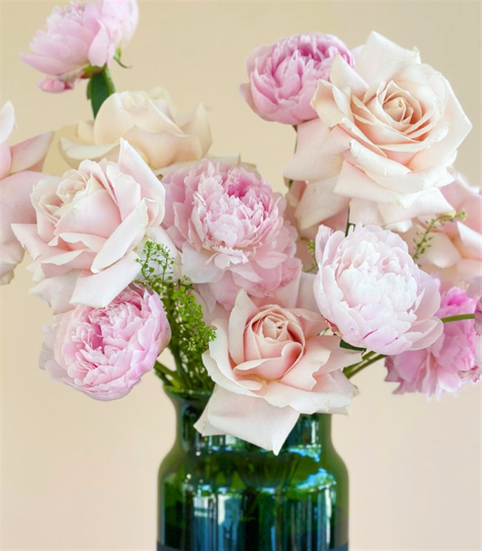 Puffy Heart Yeşil Vazoda Pudra Şakayık Gül Aranjmanı