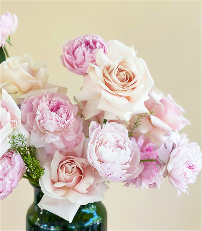 Puffy Heart Yeşil Vazoda Pudra Şakayık Gül Aranjmanı