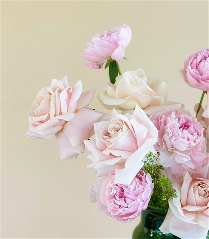 Puffy Heart Yeşil Vazoda Pudra Şakayık Gül Aranjmanı