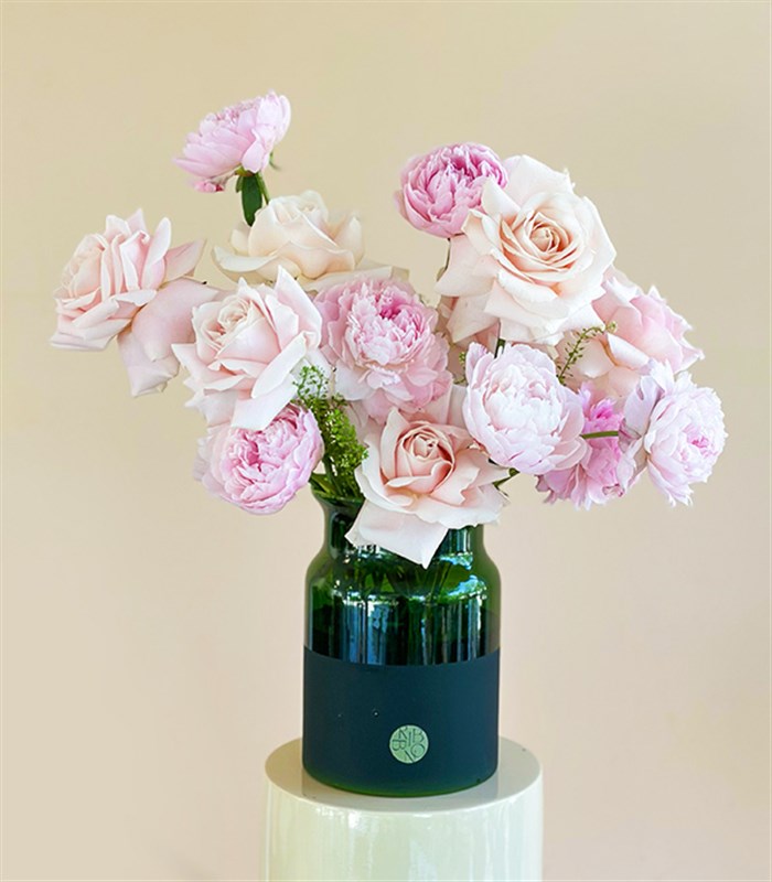 Puffy Heart Yeşil Vazoda Pudra Şakayık Gül Aranjmanı