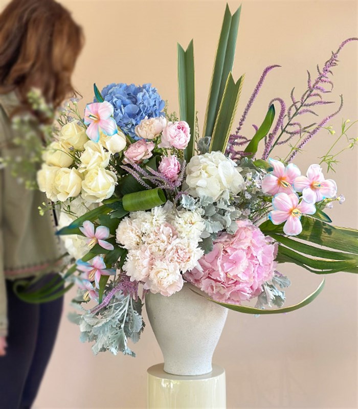 Lullaby in Bloom Seramik Küp Vazoda Puda Şakayık Ortanca Unicorn Lale Deluxe Aranjman