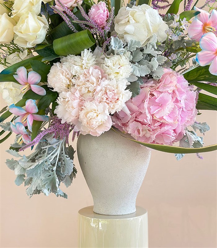 Lullaby in Bloom Seramik Küp Vazoda Puda Şakayık Ortanca Unicorn Lale Deluxe Aranjman