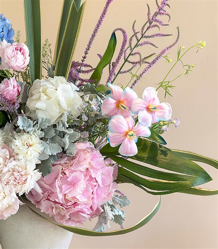 Lullaby in Bloom Seramik Küp Vazoda Puda Şakayık Ortanca Unicorn Lale Deluxe Aranjman