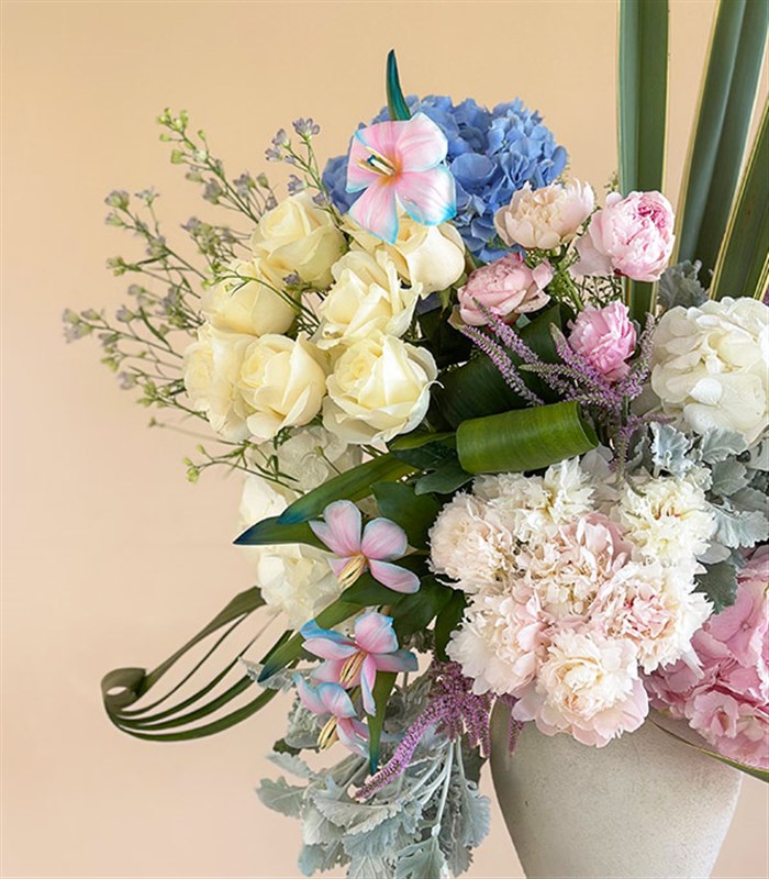 Lullaby in Bloom Seramik Küp Vazoda Puda Şakayık Ortanca Unicorn Lale Deluxe Aranjman