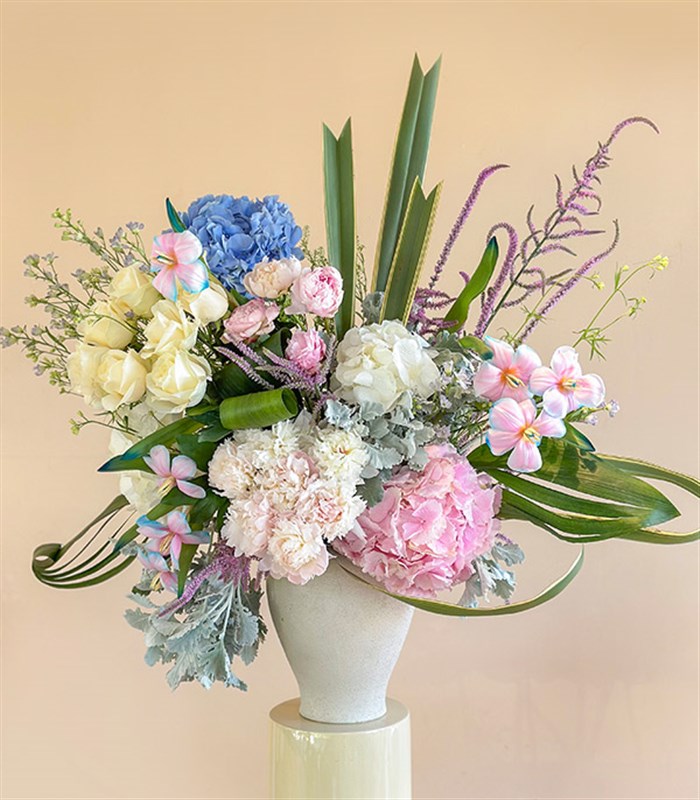 Lullaby in Bloom Seramik Küp Vazoda Puda Şakayık Ortanca Unicorn Lale Deluxe Aranjman