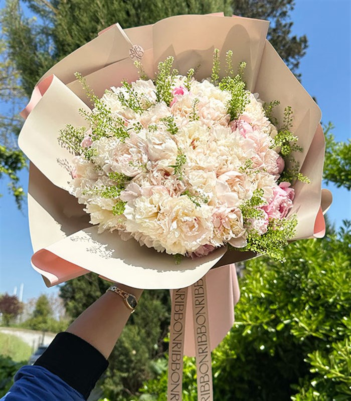Grand Deluxe Powder 51 Peonies Bouquet