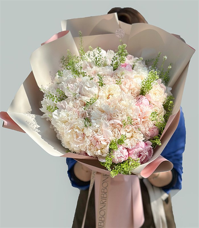 Grand Deluxe Powder 51 Peonies Bouquet