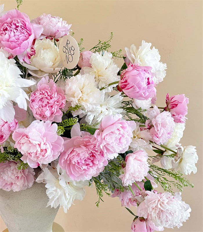 Royal Deluxe Cream Ceramic Vase with 70 Powder Pink Peonies