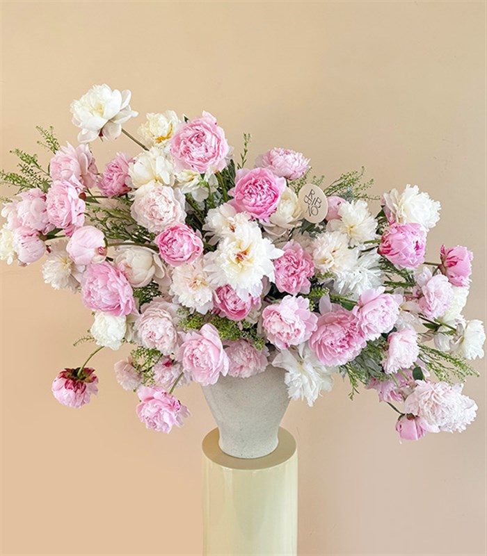 Royal Deluxe Cream Ceramic Vase with 70 Powder Pink Peonies