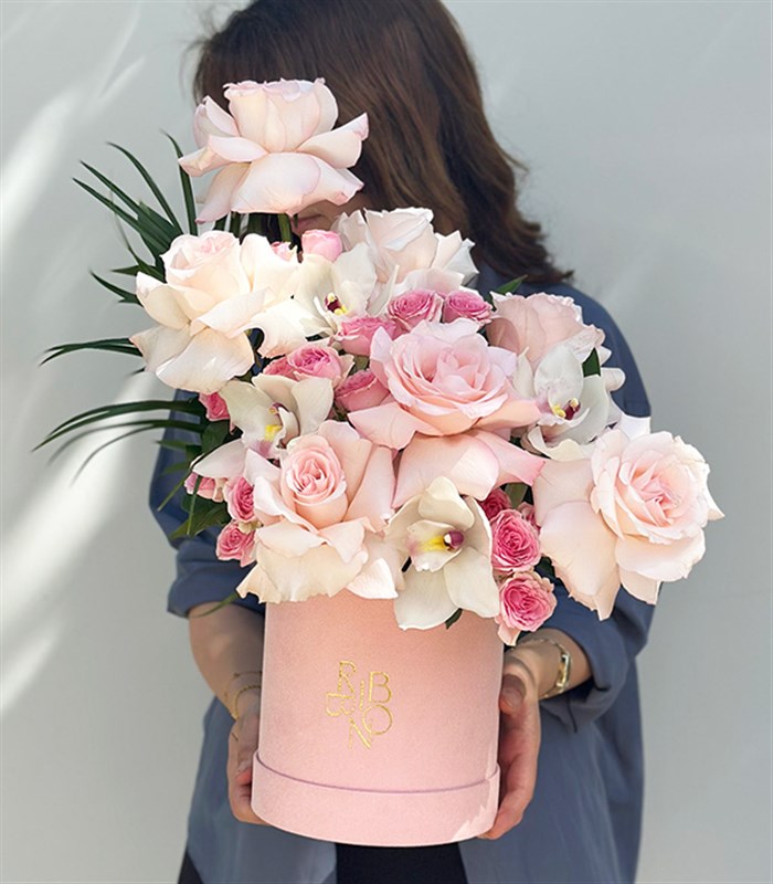 Serenity Şeker Pembe Kutu Pembe Güller Beyaz Cymbidium Orkideler