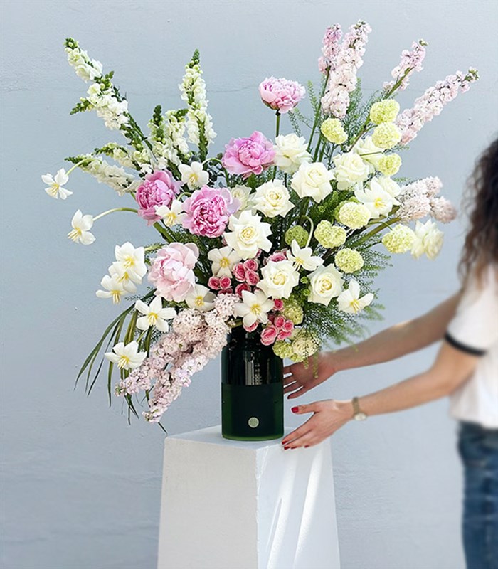 Luniva Yeşil Vazoda Pembe Şakayıklı Grand Deluxe Aranjman