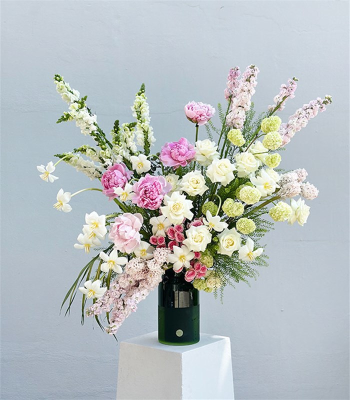 Luniva Yeşil Vazoda Pembe Şakayıklı Grand Deluxe Aranjman