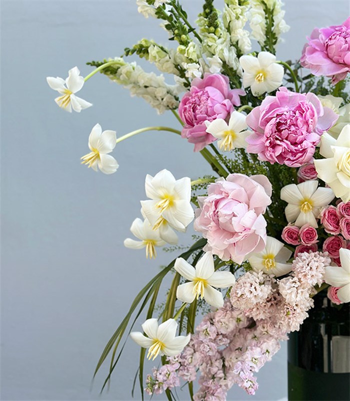 Luniva Yeşil Vazoda Pembe Şakayıklı Grand Deluxe Aranjman