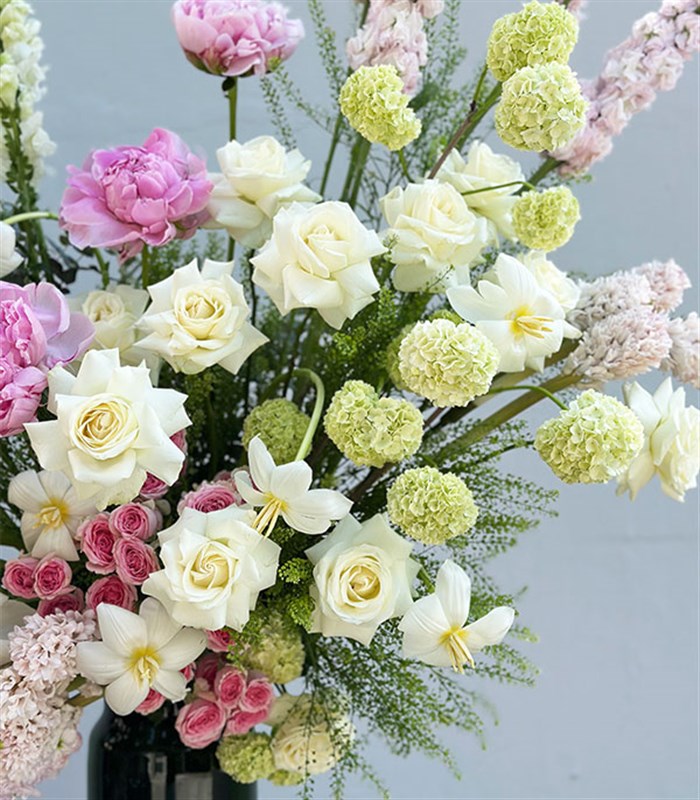 Luniva Yeşil Vazoda Pembe Şakayıklı Grand Deluxe Aranjman