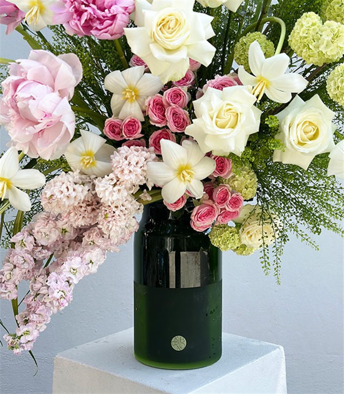 Luniva Yeşil Vazoda Pembe Şakayıklı Grand Deluxe Aranjman