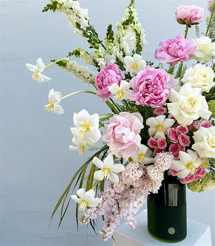 Luniva Yeşil Vazoda Pembe Şakayıklı Grand Deluxe Aranjman