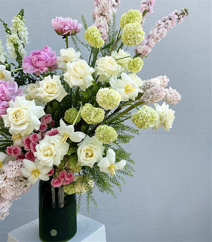 Luniva Yeşil Vazoda Pembe Şakayıklı Grand Deluxe Aranjman