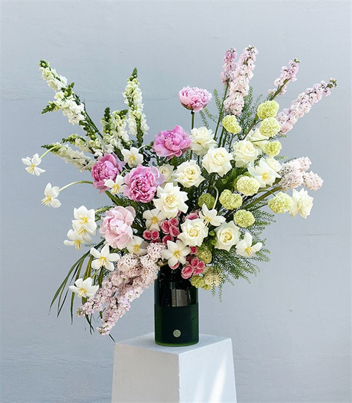 Luniva Yeşil Vazoda Pembe Şakayıklı Grand Deluxe Aranjman