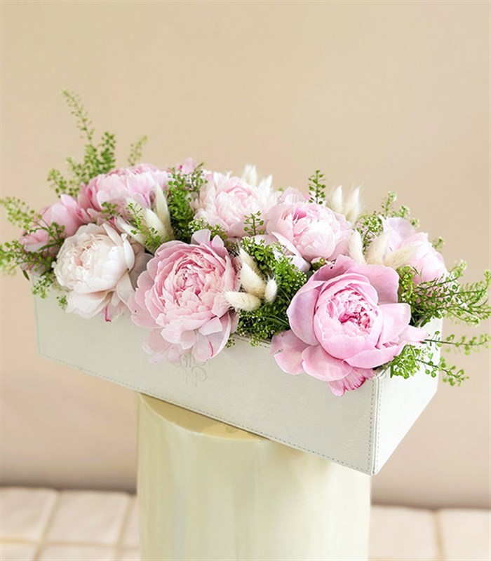 Krem Deri Kutu Pembe Şakayık Aranjmanı