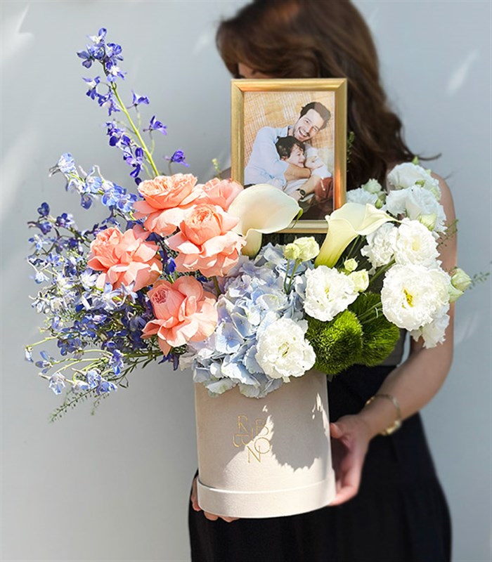 Kişiselleştirilebilir Fotoğraf Çerçeveli Krem Kutuda Çiçek Aranjmanı