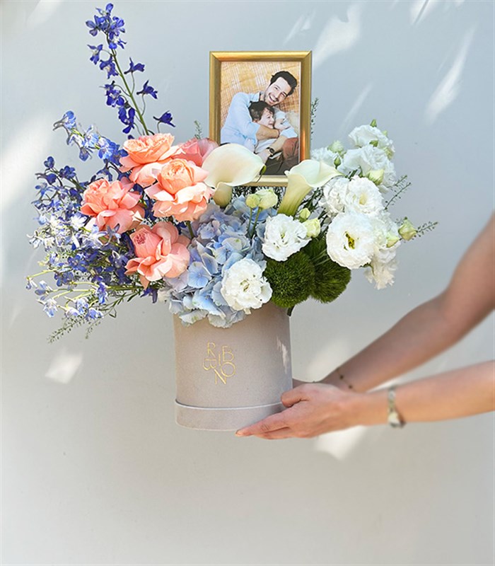 Kişiselleştirilebilir Fotoğraf Çerçeveli Krem Kutuda Çiçek Aranjmanı