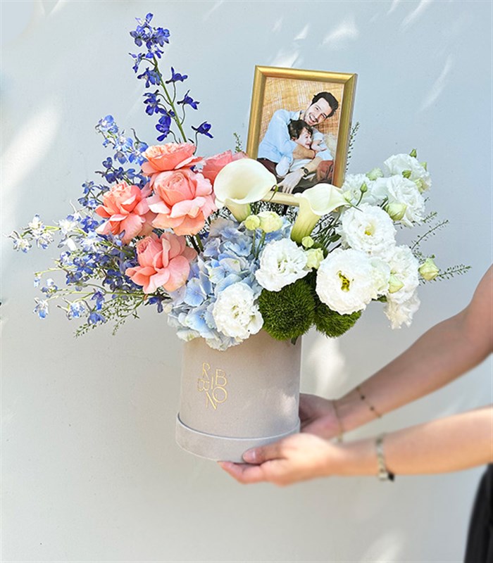 Kişiselleştirilebilir Fotoğraf Çerçeveli Krem Kutuda Çiçek Aranjmanı