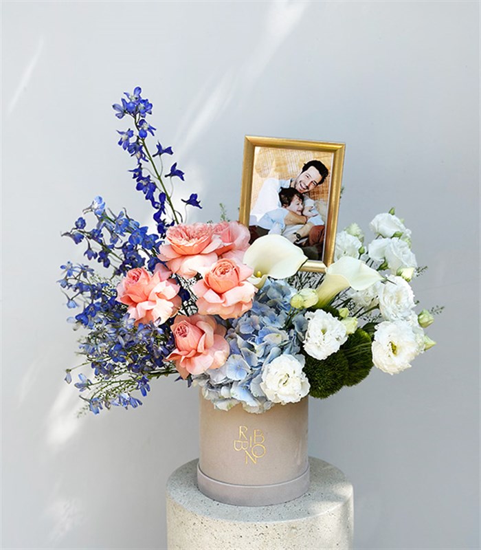 Kişiselleştirilebilir Fotoğraf Çerçeveli Krem Kutuda Çiçek Aranjmanı